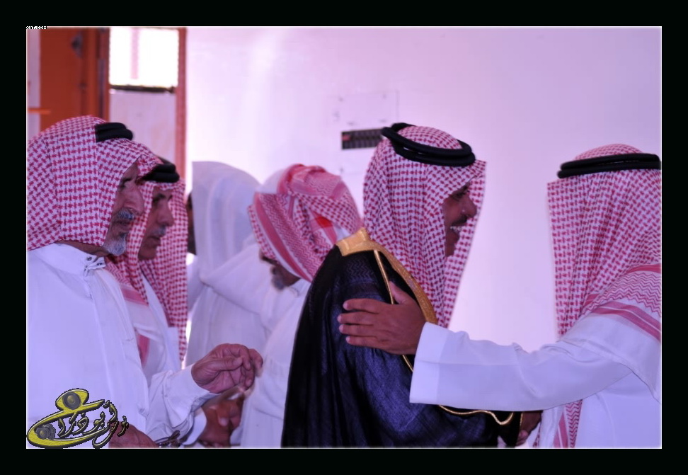 نقره لتكبير أو تصغير الصورة ونقرتين لعرض الصورة في صفحة مستقلة بحجمها الطبيعي