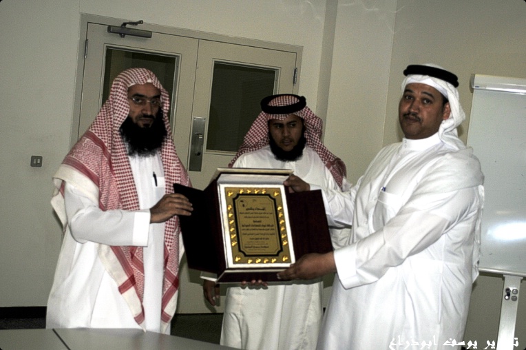 نقره لتكبير أو تصغير الصورة ونقرتين لعرض الصورة في صفحة مستقلة بحجمها الطبيعي