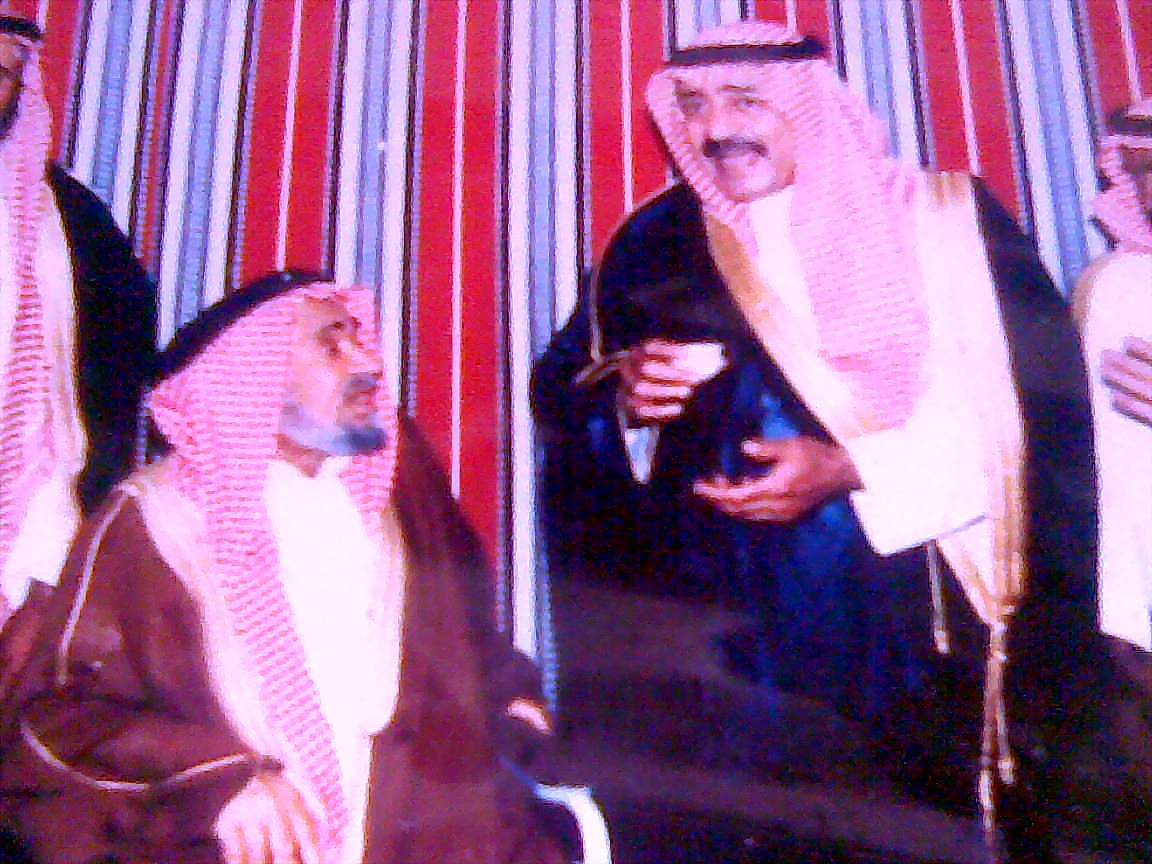 نقره لتكبير أو تصغير الصورة ونقرتين لعرض الصورة في صفحة مستقلة بحجمها الطبيعي
